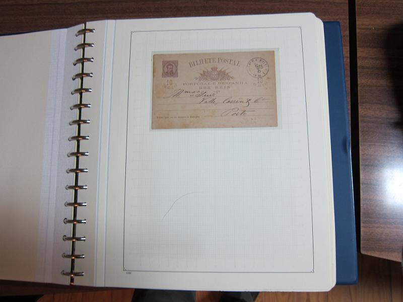 0019 (148).JPG -     Lote:    19      Marcofilia      Lotes Especiais       Descrição:         Portugal. Colecção especializada de carimbos de duplo círculo, tipo 1852, montada em 4 álbuns Lindner, com selos de diversas emissões e cartas, com estudo minucioso de cada marca. Lote a ver.         Lote       Valor Base:     &euro; 2.500,00     Valor Venda:     Retirado     